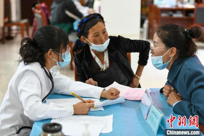 因不少農(nóng)牧民不會普通話，義診活動現(xiàn)場，鄉(xiāng)政府為每位醫(yī)生配了一名翻譯?！〗w波 攝