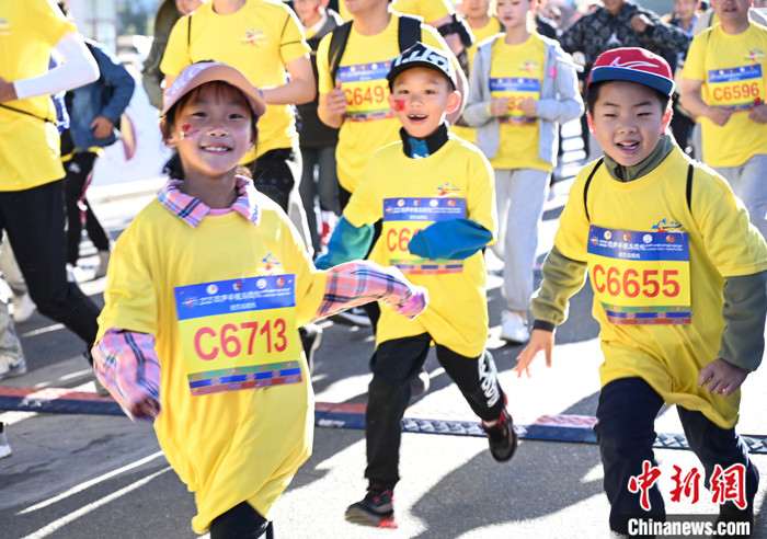 圖為當(dāng)?shù)貎和瘏⒓用阅惆氤恬R拉松。 <a target='_blank' ><p  align=