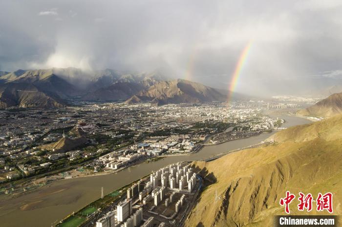 圖為海拔3600多米的高原城市拉薩迎來(lái)雨后彩虹。(資料圖) 江飛波 攝
