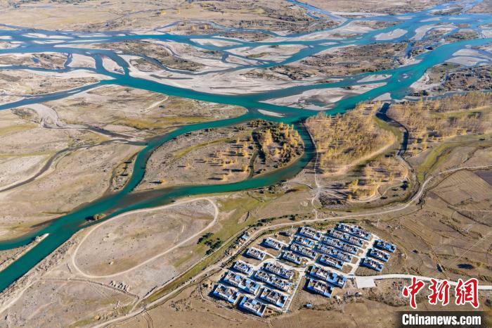 圖為10月16日，航拍高原河流拉薩河辮狀水系和河畔村莊，一派和諧景象?！〗w波 攝