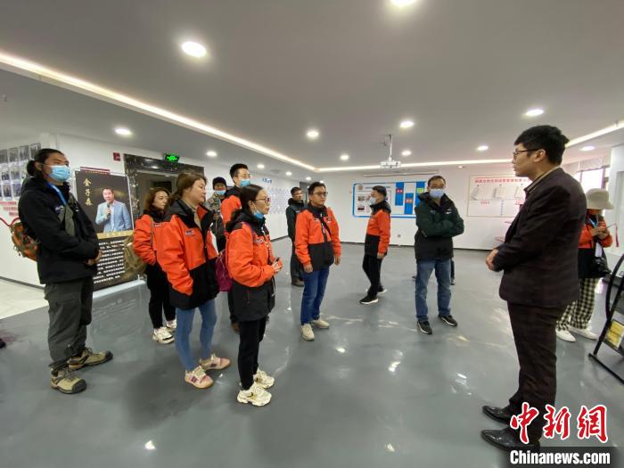 圖為2021瀾湄萬里行中外媒體在昌都新區(qū)采訪?！±罱瓕?攝