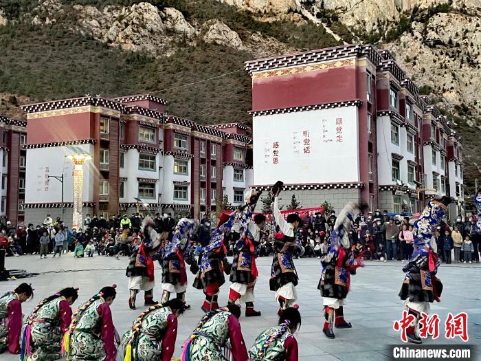 圖為文藝工作者在新村表演節(jié)目?！∽筘暱h委宣傳部 供圖