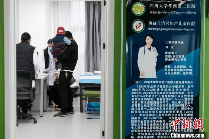 圖為四川大學(xué)華西第二醫(yī)院專家接診?！〗w波 攝