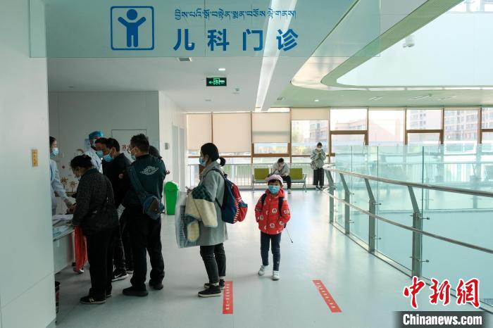 圖為兒科義診接診現(xiàn)場?！〗w波 攝