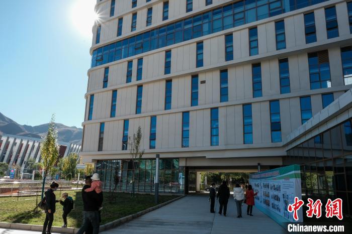 因疫情防控需要，此次義診活動進行了人數(shù)限定。圖為西藏民眾帶著孩子到醫(yī)院就診?！〗w波 攝