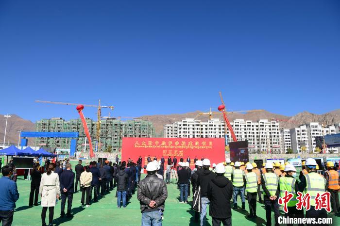 圖為人大附中拉薩學校開工奠基儀式現場?！∝暩聛硭?攝