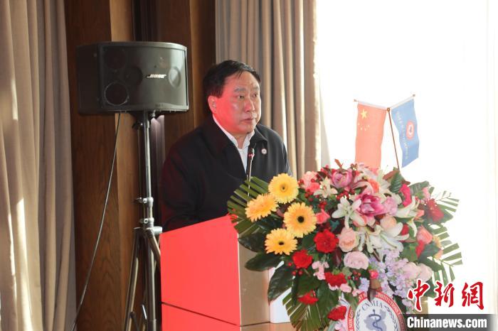 圖為中國非公立醫(yī)療機構協(xié)會常務副會長兼秘書長郝德明致辭?！№n相澤 攝