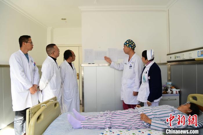 圖為何蔚副主任醫(yī)師(站右二)及團隊術(shù)后對患者的肌肉訓(xùn)練、蛋白飲食等制定了每半日的康復(fù)計劃。　貢嘎來松 攝