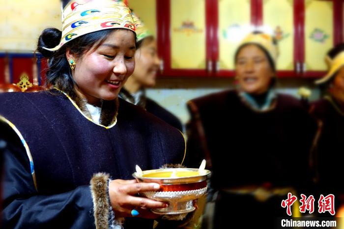 圖為藏族姑娘向客人敬酒。　冉文娟 攝