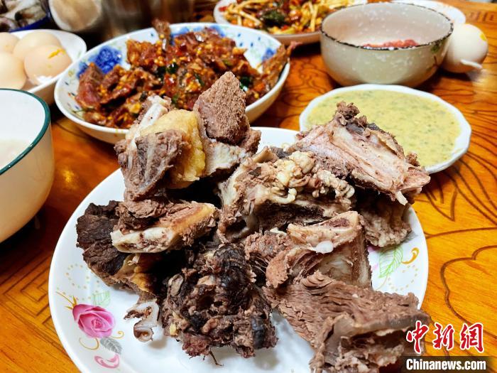 圖為除夕之夜的大餐?！∪轿木?攝