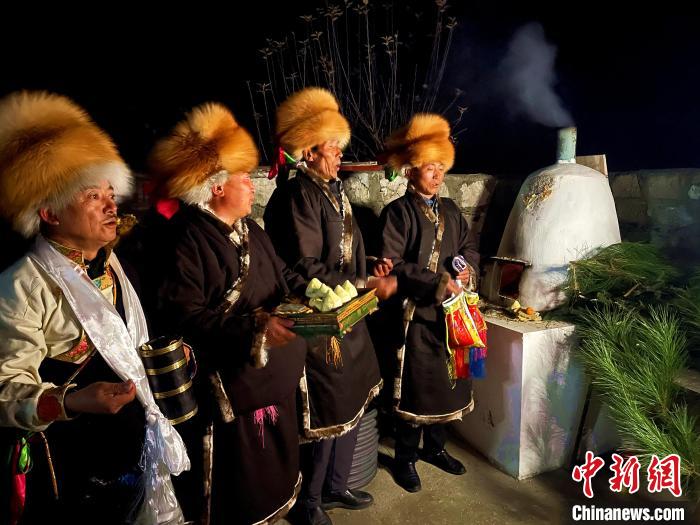 圖為除夕之夜進行的驅(qū)鬼儀式。　冉文娟 攝