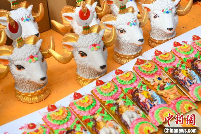 圖為拉薩市場上待售的吉祥羊頭?！∝暩聛硭?攝