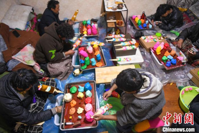 圖為拉薩手藝人制作年貨酥油花?！∝暩聛硭?攝