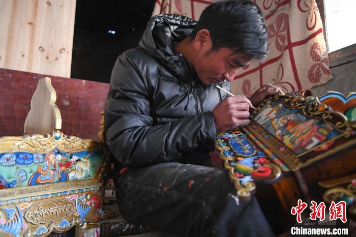 圖為拉薩手藝人制作年貨“切瑪盒”?！∝暩聛硭?攝