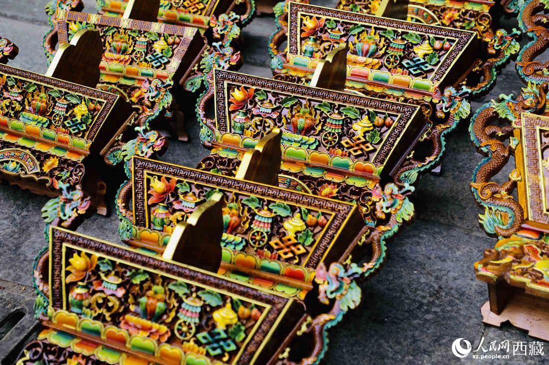 年貨市場(chǎng)上的切瑪盒。（切瑪盒是藏歷新年吉祥物，是在精制斗型木盒中用隔板分開(kāi)，分別盛入炒麥粒和糌粑，插上“仔卓”，象征著人壽年豐、吉祥如意。）人民網(wǎng) 次仁羅布攝