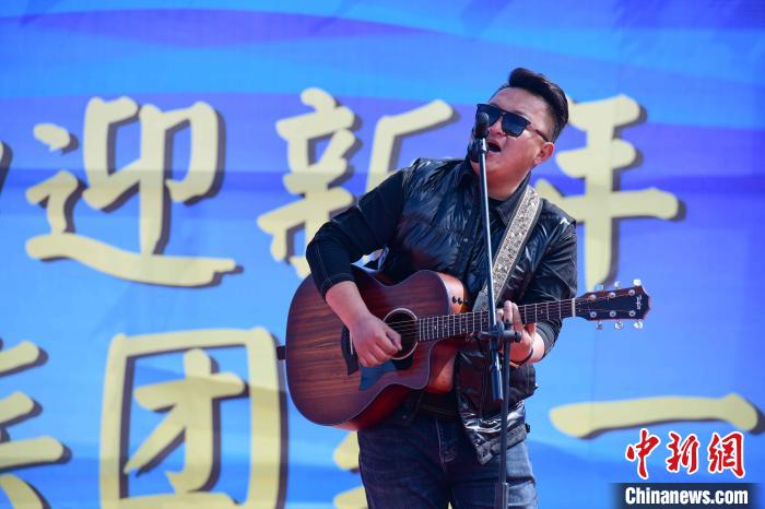 圖為文藝匯演現(xiàn)場(chǎng)?！∝暩聛?lái)松 攝