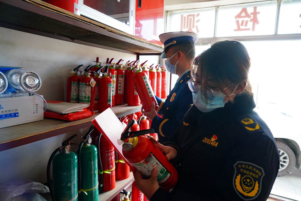 檢查消防器材。圖片由那曲消防提供