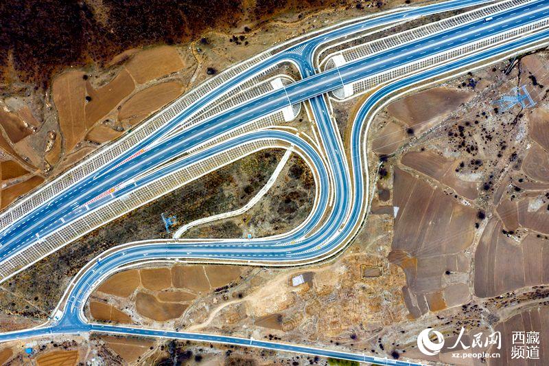 拉林高等級公路。徐馭堯攝