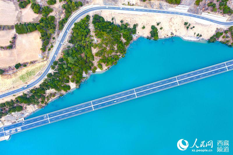 拉林高等級公路。徐馭堯攝