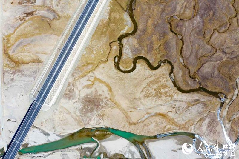 那拉高速公路。徐馭堯攝