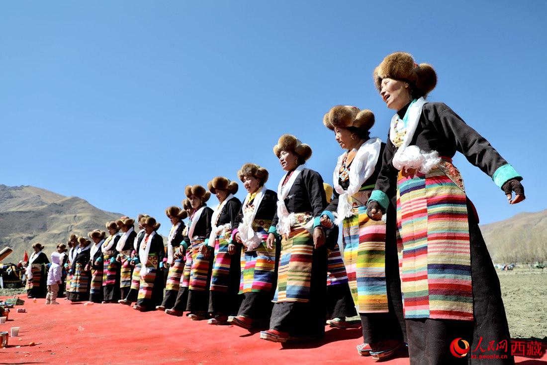 儀式結(jié)束后，農(nóng)田上仍洋溢著喜慶氣氛，村民們邊唱邊跳起了鍋莊舞。人民網(wǎng) 次仁羅布攝