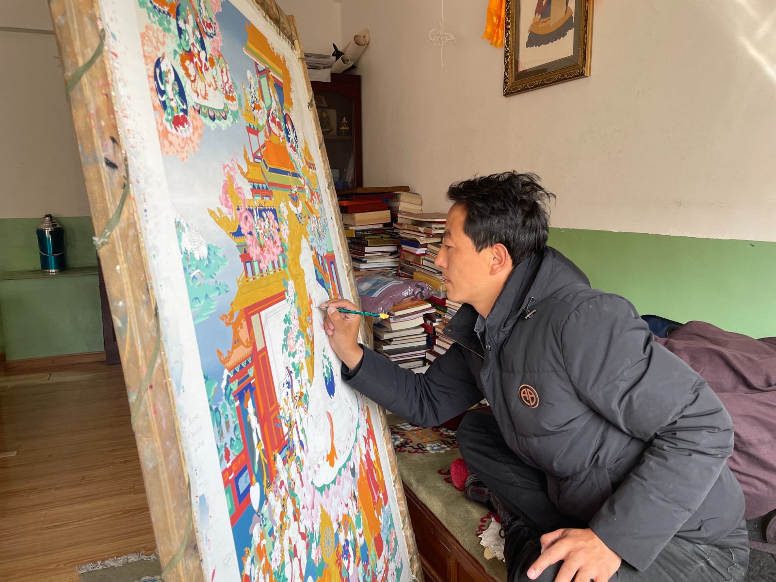 貢覺杰正在繪畫唐卡。1(1815009)-20220318090842.jpg