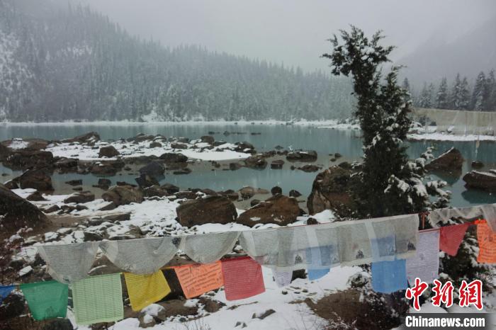 然烏湖春雪飄落?！∪轿木?攝