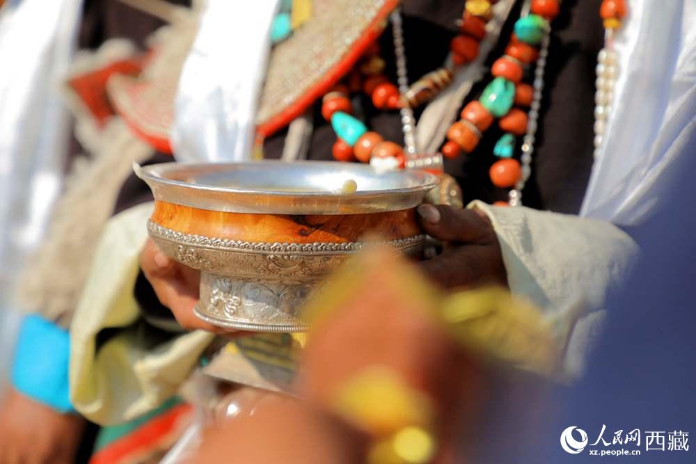 普蘭群眾展示當(dāng)?shù)靥厣?。人民網(wǎng) 李海霞攝