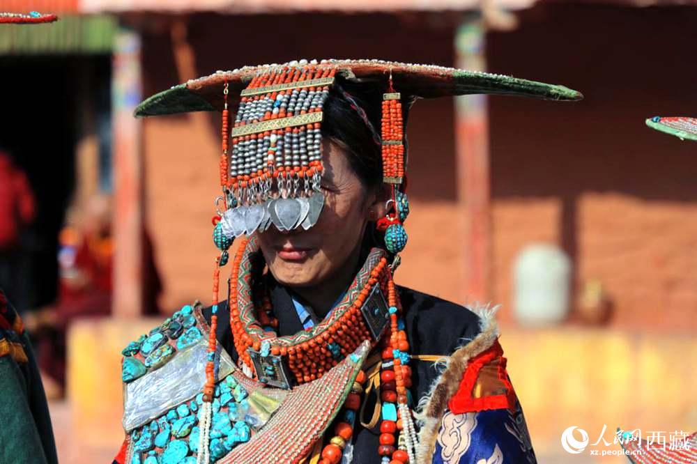 普蘭群眾展示特色服飾。人民網(wǎng) 李海霞攝