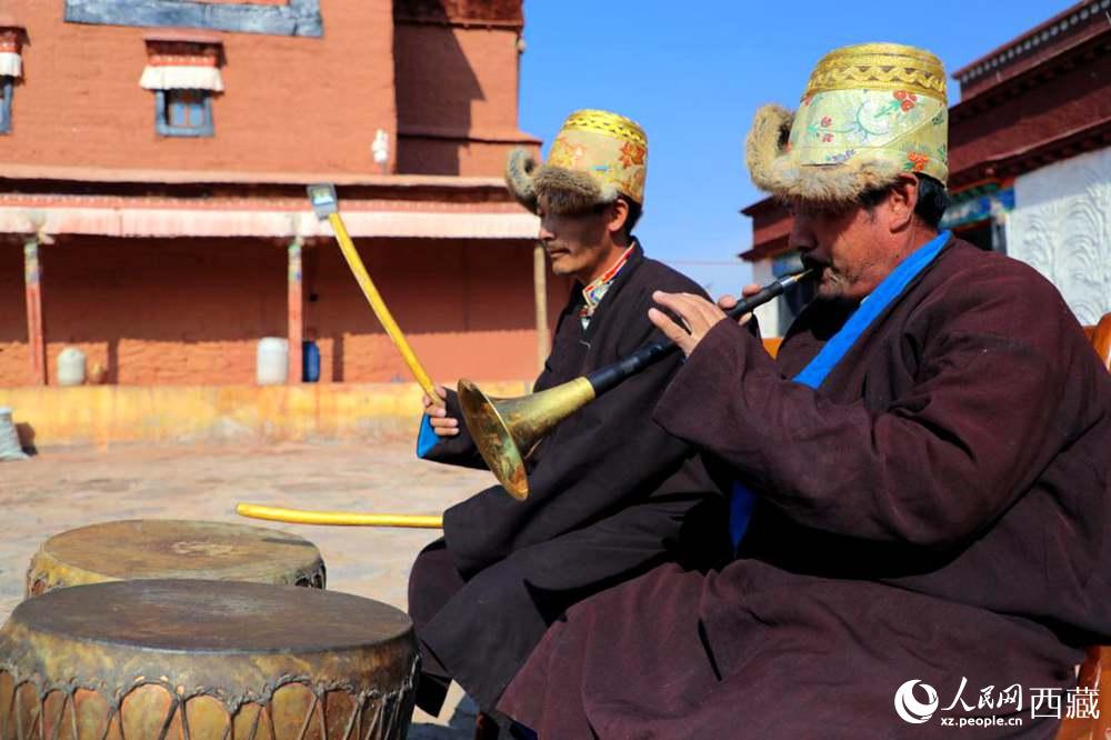 “宣”舞配樂師。人民網(wǎng) 李海霞