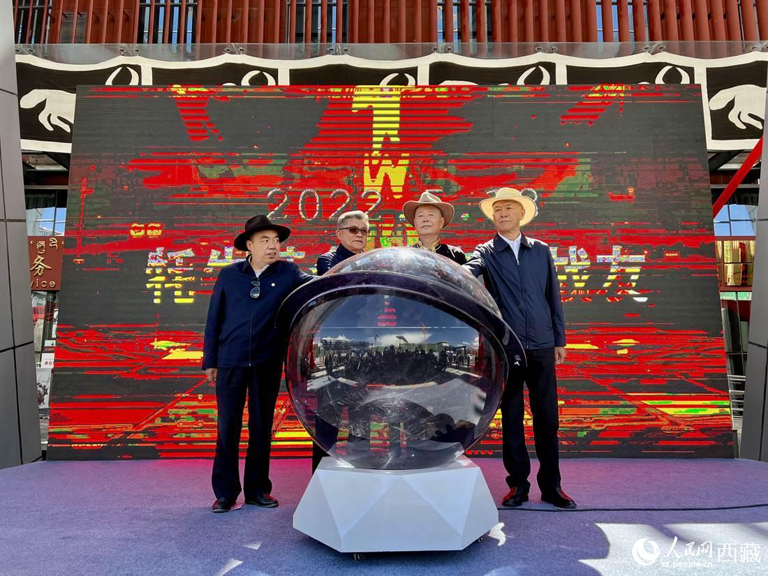 《牦牛革命》《無言的戰(zhàn)友》紅色群雕揭幕儀式。人民網(wǎng) 次仁羅布攝