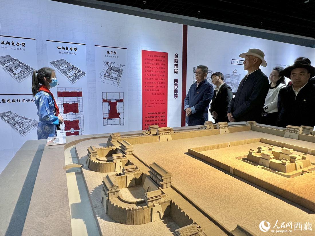 參觀人員認(rèn)真聆聽講解員的解說。人民網(wǎng) 次仁羅布攝