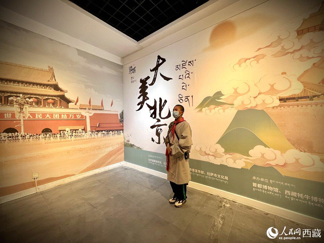 拉薩市北京實(shí)驗(yàn)中學(xué)的學(xué)生講解員進(jìn)行講解。人民網(wǎng) 次仁羅布攝