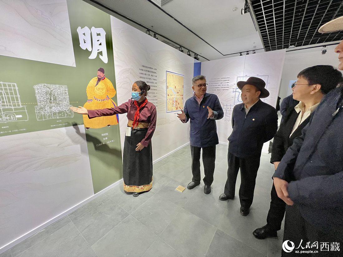 拉薩市北京實(shí)驗(yàn)中學(xué)的學(xué)生講解員進(jìn)行講解。人民網(wǎng) 次仁羅布攝