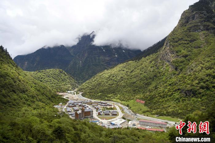 位于山間的玉麥鄉(xiāng)。