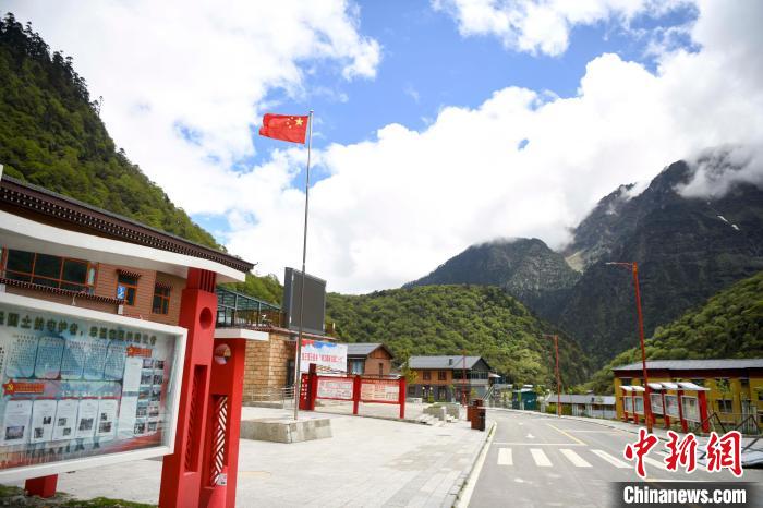 玉麥鄉(xiāng)內(nèi)道路變成了硬化路?！钊A峰 攝