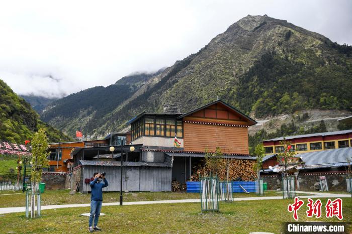 一位攝影愛好者在玉麥鄉(xiāng)拍攝。　楊華峰 攝