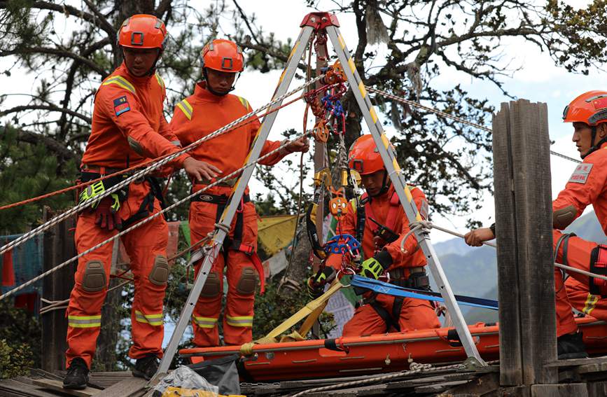 三腳架設(shè)置錨點。西繞拉翁攝