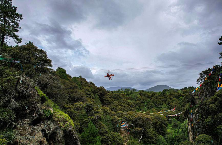 救援實戰(zhàn)訓(xùn)練中，消防員在云中漫步。西繞拉翁攝