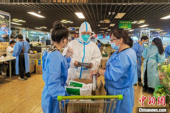 圖為疫情期間，西藏格拉丹東超市調(diào)配物資，保障市場(chǎng)供應(yīng)?！∈茉L者供圖