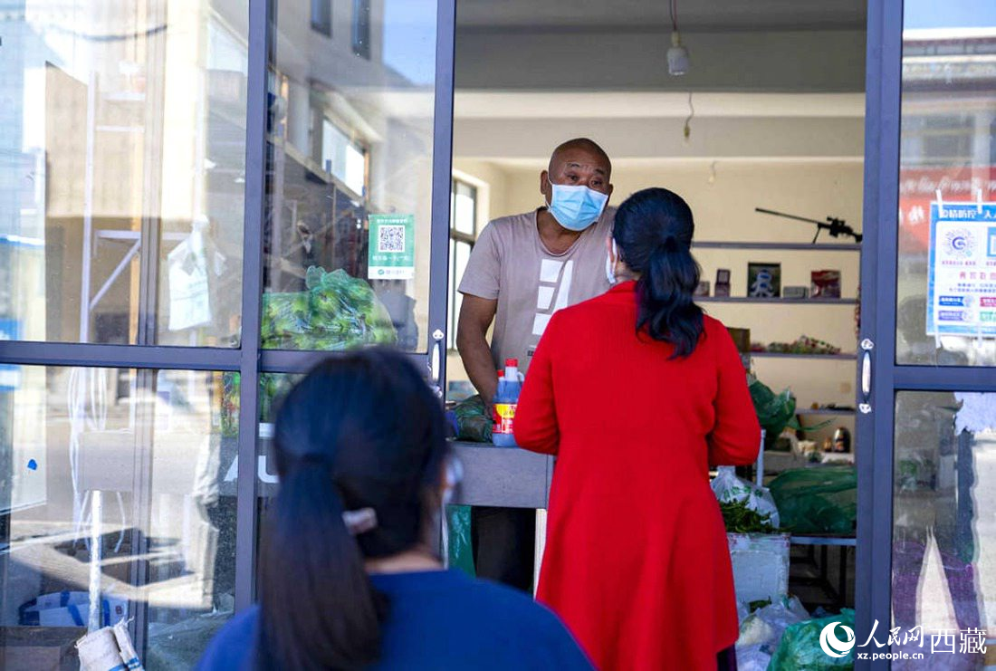 市民們有序排隊(duì)購買早餐。人民網(wǎng) 次仁羅布攝