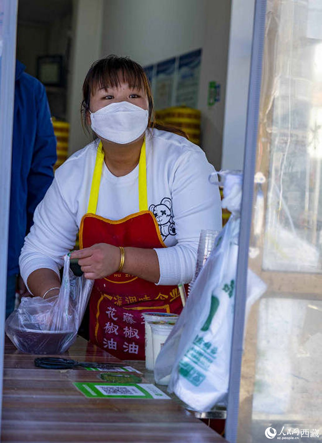 包子店老板正在為顧客打包早餐。人民網(wǎng) 次仁羅布攝