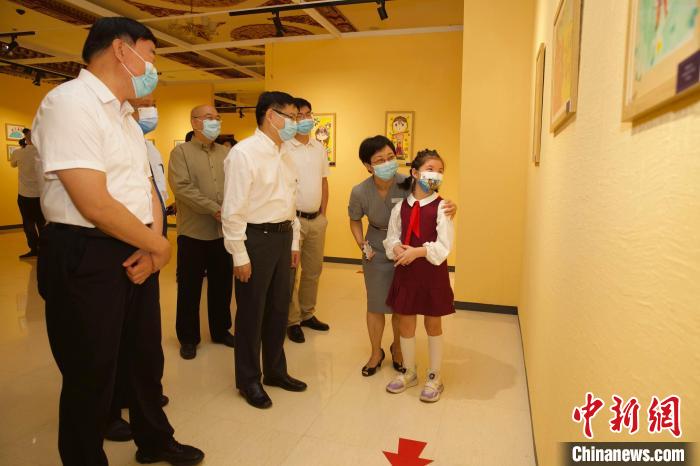 圖為與會(huì)嘉賓與入選畫作的“小作者”們一同觀展。　中國(guó)藏學(xué)研究中心供圖