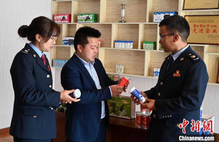 圖為林芝稅務(wù)部門(mén)上門(mén)了解企業(yè)情況，并宣講稅收政策。資料圖 趙朗 攝