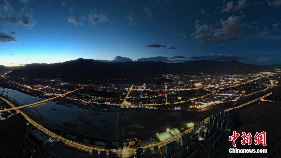 資料圖為2020年6月10日，拉薩城市入夜，燈光點(diǎn)亮高原古城夜色。（無人機(jī)畫面） <a target='_blank' href='/'><p  align=
