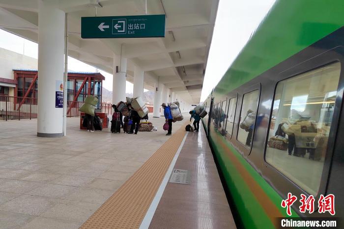 乘客乘復(fù)工專列抵達(dá)日喀則。　拉薩車務(wù)段 供圖