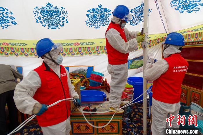 圖為西藏類烏齊縣供電部門為臨時隔離點50頂帳篷進行用電接入?！÷逅傻侵?攝