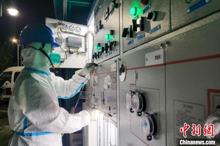 西藏電力部門順利完成方艙醫(yī)院供電設(shè)備安全可靠接入。　王大飛 攝