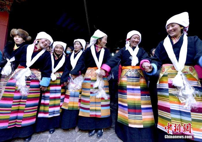 資料圖為2014年12月6日，拉薩民眾歡度“仙女節(jié)”。 <a target='_blank' href='/'><p  align=