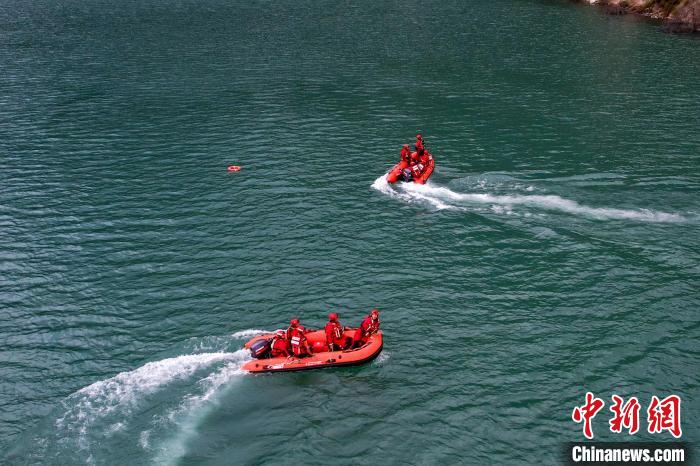 消防員操作舟艇進(jìn)行s型繞標(biāo)?！『罱?攝